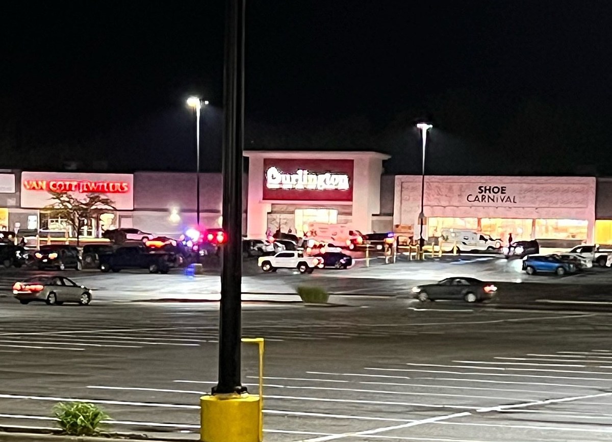 Town Square Mall Store Cleared as Police Talk with Bleeding Man
