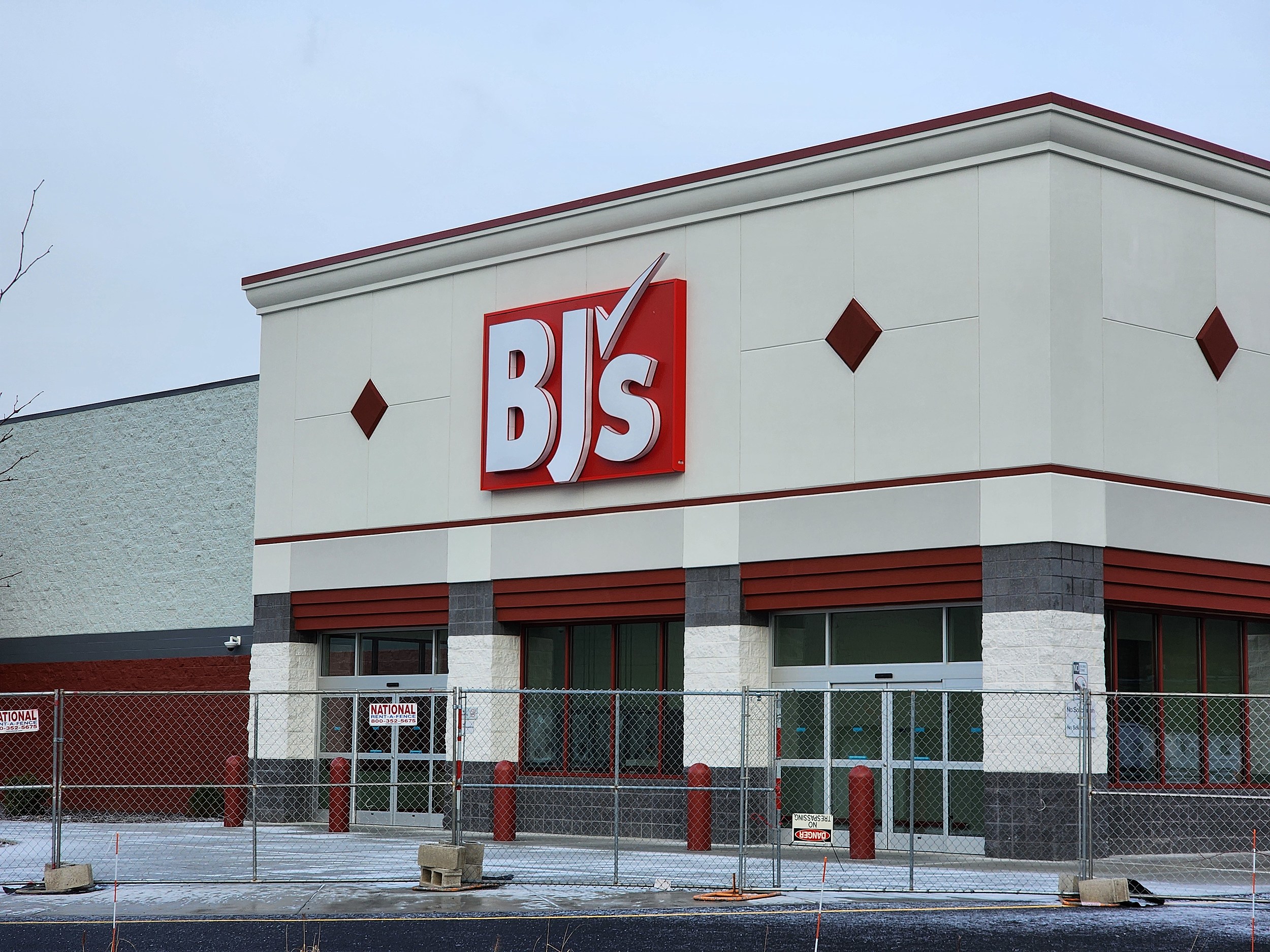 BJ's Wholesale Club accepting memberships at Oakdale Commons