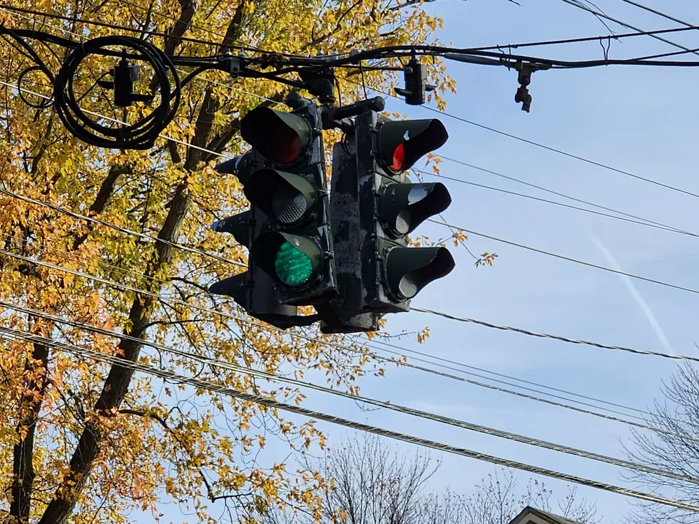 This old traffic signal at Watson Boulevard and Hayes Avenue is to be replaced. (Photo: Bob Joseph/WNBF News)