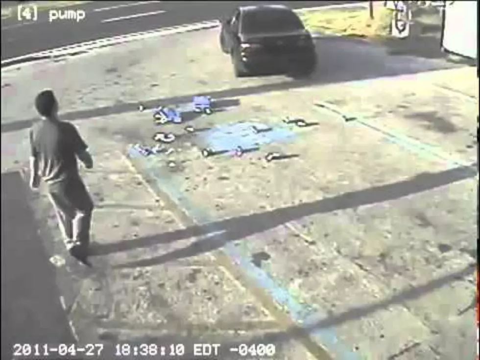 A Robber Tries to Get Away, Loses Pants and Loot [VIDEO]