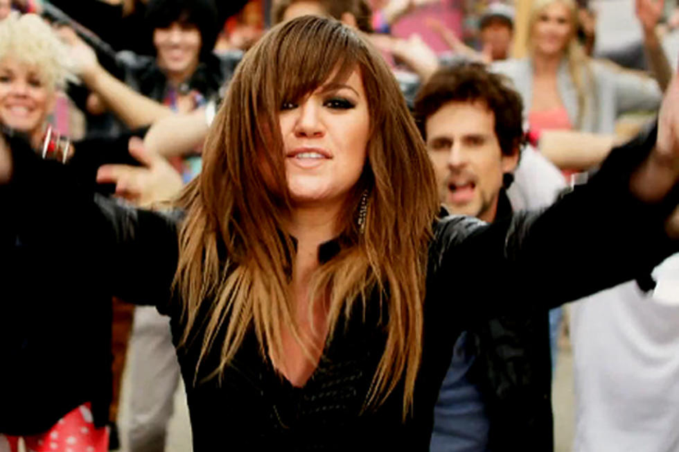 Kelly Clarkson Leads a Flash Mob in ‘Stronger (What Doesn’t Kill You)’ Video