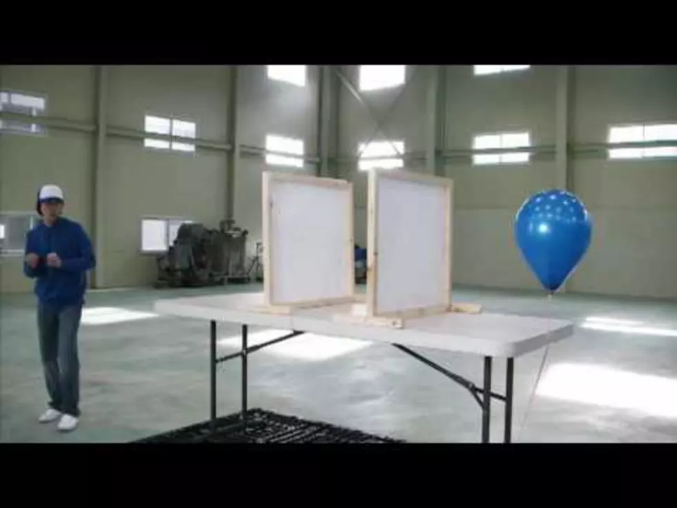 Guy Throws Business Cards Like You’ve Never Seen [VIDEO]