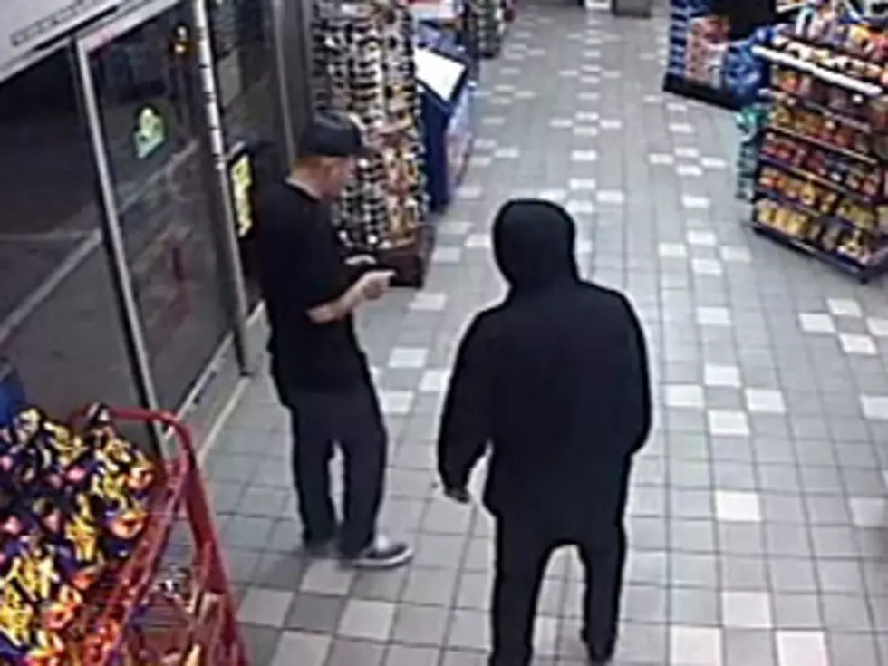 Dumb Criminal of the Day – Men Steal Beer, Snacks in Front of Police [VIDEO]