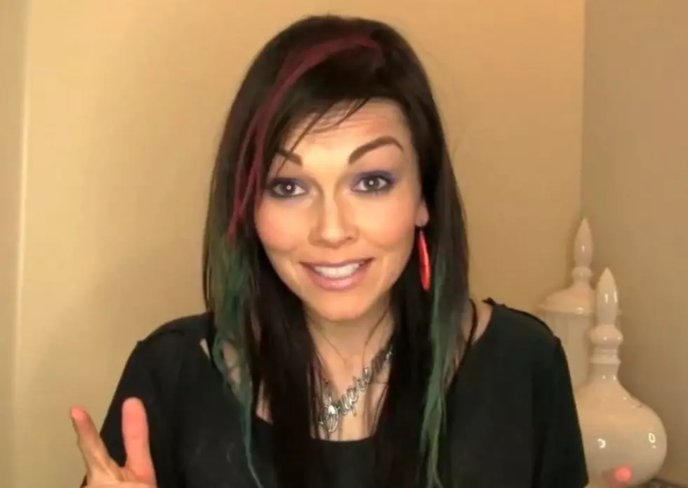 Hair Chalking Is The Latest Trend &#8211; How To Chalk Color Your Hair [VIDEO]