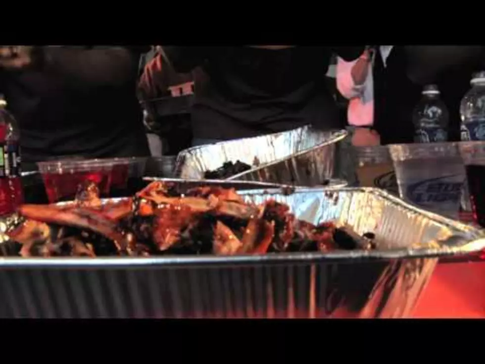 Tim &#8216;Gravy&#8217; Brown Breaks World Rib-Eating Record &#8211; Daily Dose of Weird [VIDEO]