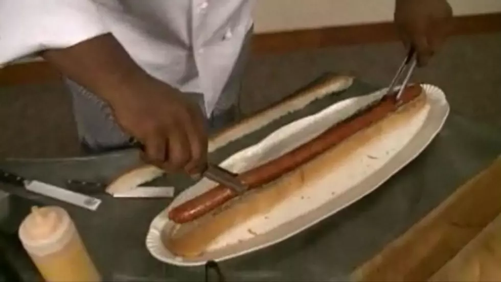 Two-Foot Hot Dog is a Hit at St. Louis Ballpark &#8211; Daily Dose of Weird [VIDEO]