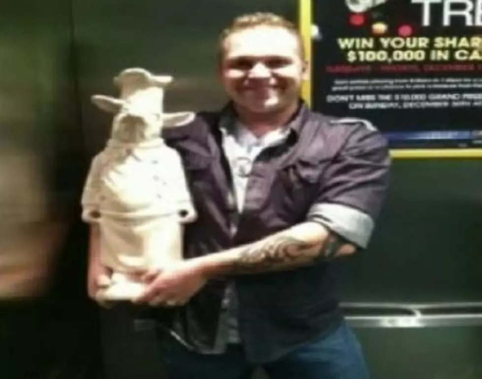 Man Steals BBQ Restaurant&#8217;s Pig Statue, Stops To Pose For Photo