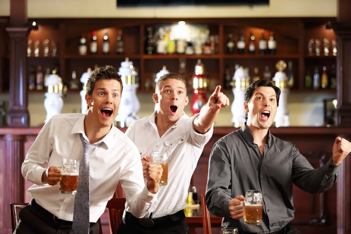 Муж выпил с друзьями. Мужчина в баре. 3 Мужика в баре. Ребята в баре. Веселые люди в баре.