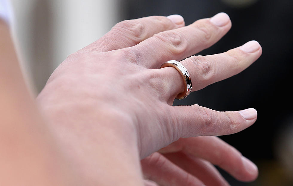 What Are the Rules When it Comes to Taking Off Your Wedding Ring?