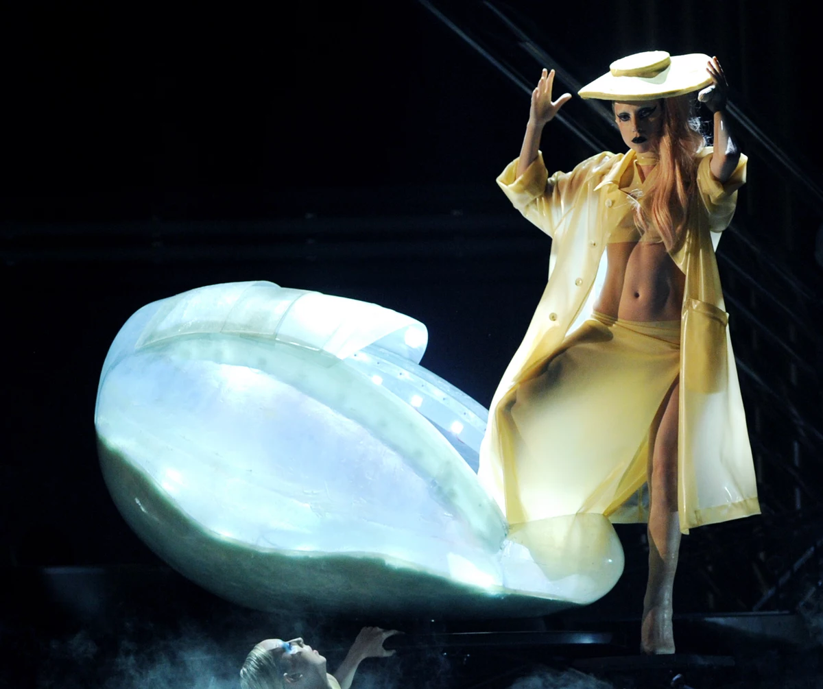Леди гага регги. Леди Гага Грэмми 2011. Леди Гага Грэмми. Леди Гага в яйце. Born this way леди Гага Grammy.