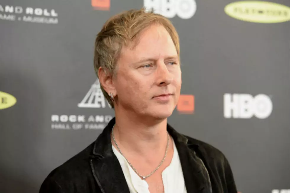 Alice in Chains’ Jerry Cantrell Uses His VMA as a Toilet Paper Dispenser