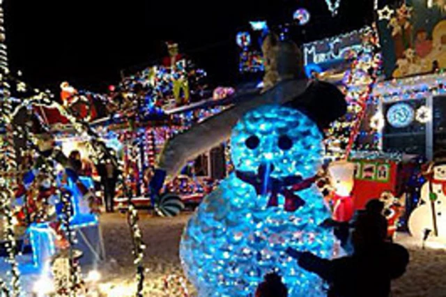 Take A Tour Of All The X-Mas Lights In BisMan From High Above
