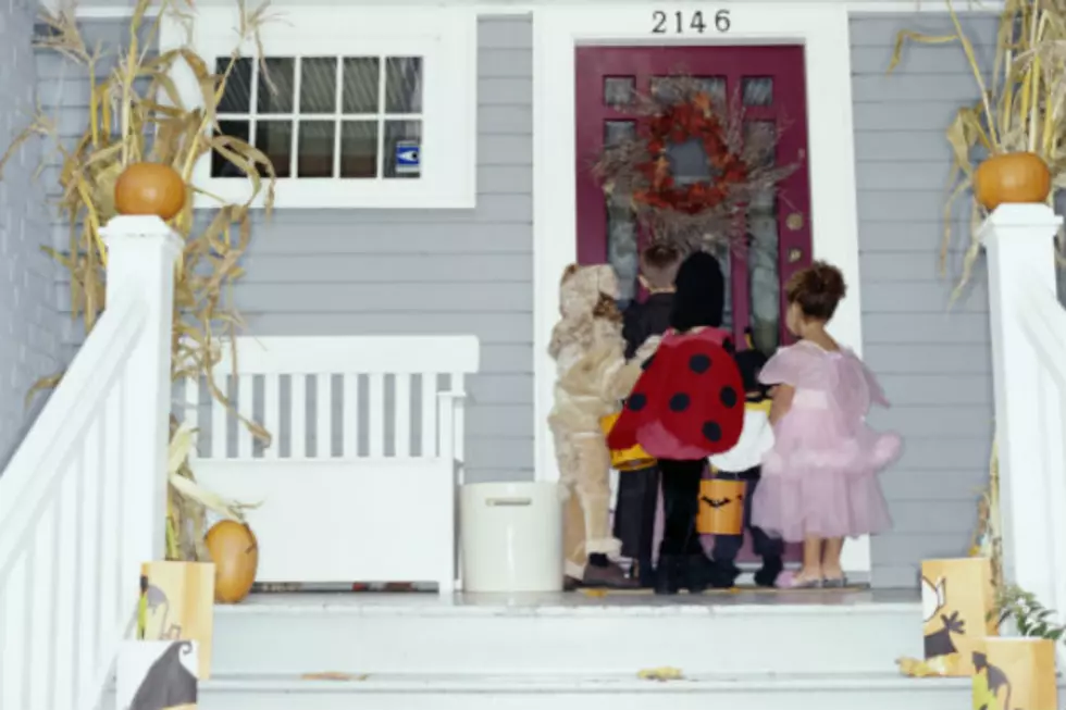 Woman to Give Letters in Lieu of Candy to Obese Trick-Or-Treaters