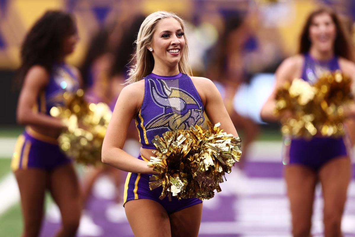 Minnesota Vikings Make History With First Male Cheerleaders
