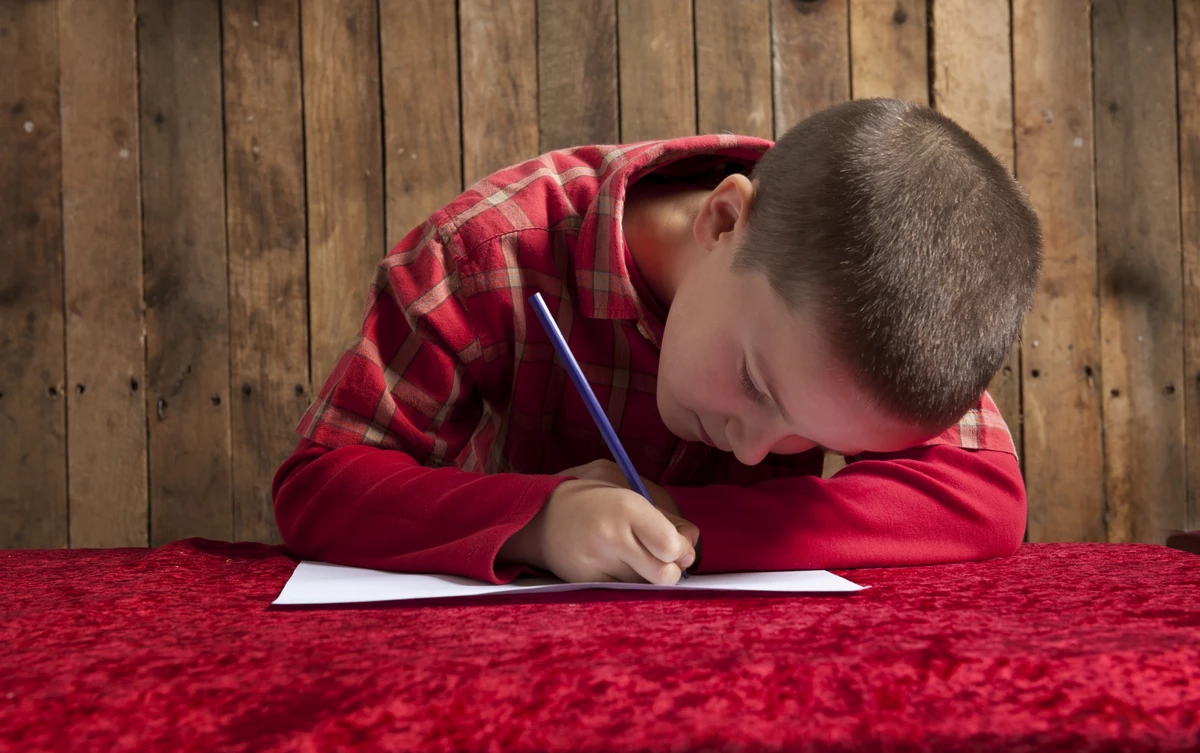 Мальчик который написал помогите. Писающий мальчик. Мальчик пишет высунув язык. Мальчик с письмом в руках. Что написать мальчику.