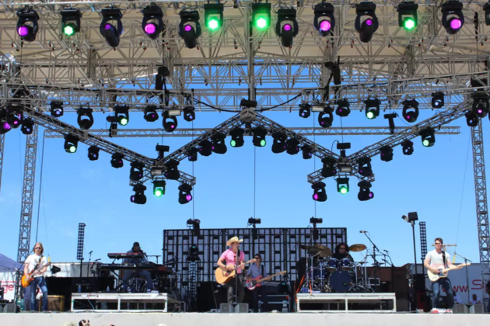 Dustin Lynch Performs at Country Jam 2013 [PHOTOS]