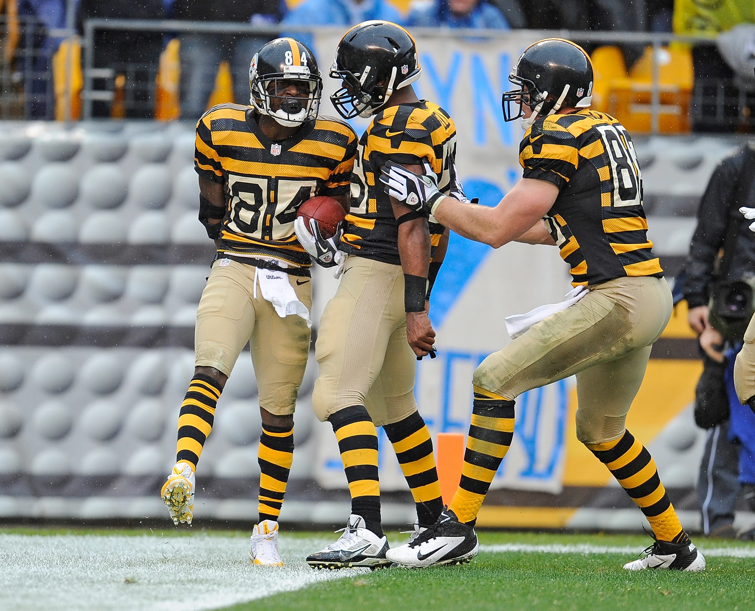 Steelers Thowback Uniforms Look Like Bumble Bees in JAIL
