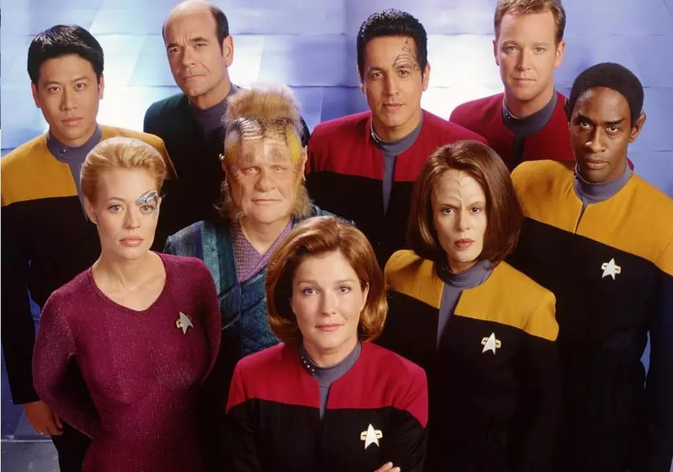 Celebrating 20 Years of Hot Space Babes With &#8216;Star Trek: Voyager&#8217; &#8211; [Video]