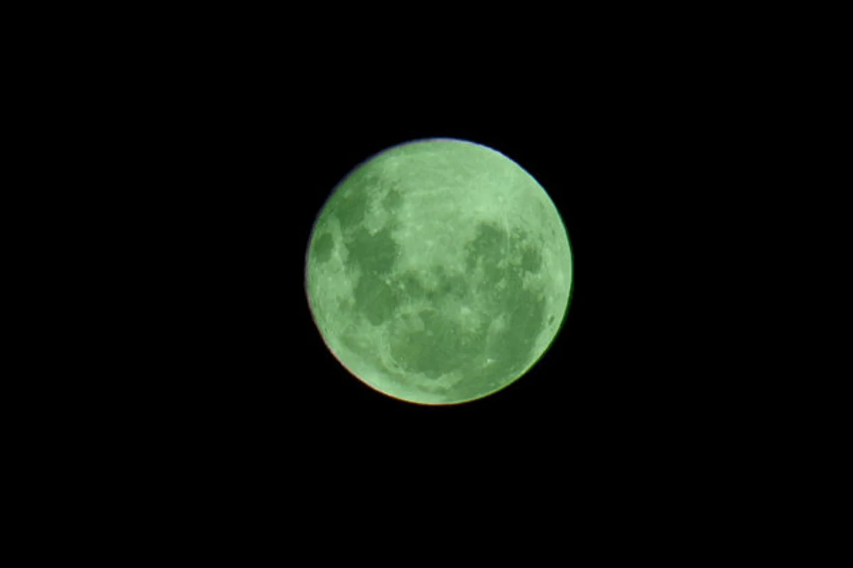 Есть зеленая луна. Зеленая Луна. Салатовая Луна. Зелёная Луна 25 сентября. Lunar зеленый.