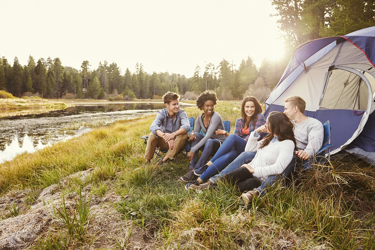 Go camping лагерь. Кемпинг с друзьями. Кемпинг с семьей. Кемпинг фотосессия. Семьёй на кемпинг около озера.