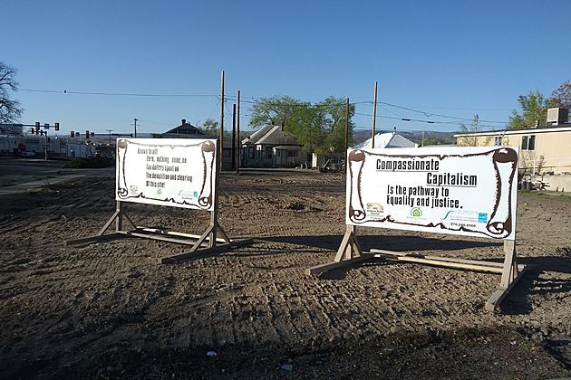 Two Signs at 4th and Ute in Grand Junction &#8211; What Do They Say?
