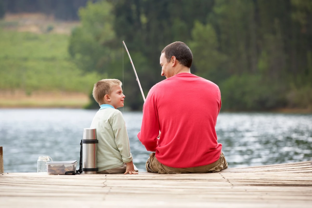 Сын ловит рыбу. Папа и сын рыбачат. Мальчик с папой на рыбалке. Отец и сын на рыбалке. Папа с сыном на рыбалке.
