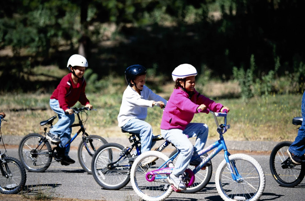 Можно 1 кататься на велосипеде. Гонки на детских велосипедах. Велосипед школьник. Катание на велосипеде. Дети катаются на велосипеде.