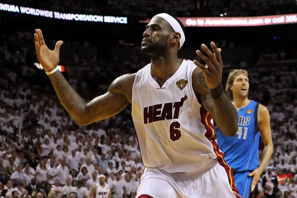 Free Beer & Hot Wings: LeBron James Stares Down Courtside Michael Jordan  During Dunk [Video]