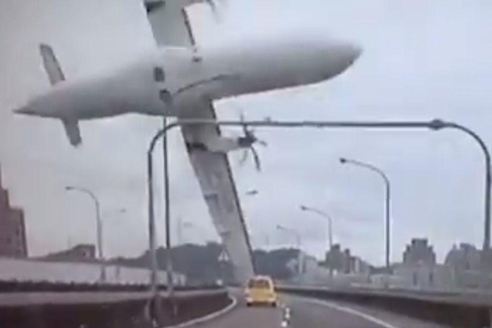Frightening Dash Cam Captures TransAsia Airway Deadly Crash [VIDEOS]