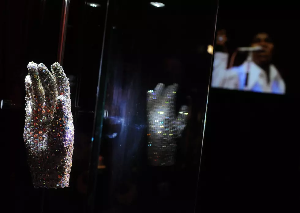 Michael Jackson&#8217;s Famous &#8220;Victory Tour&#8221; Glove Up For Auction In Texas
