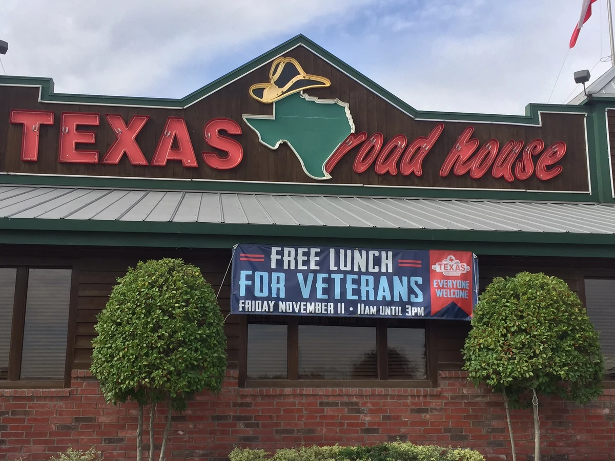places giving out free food veterans day