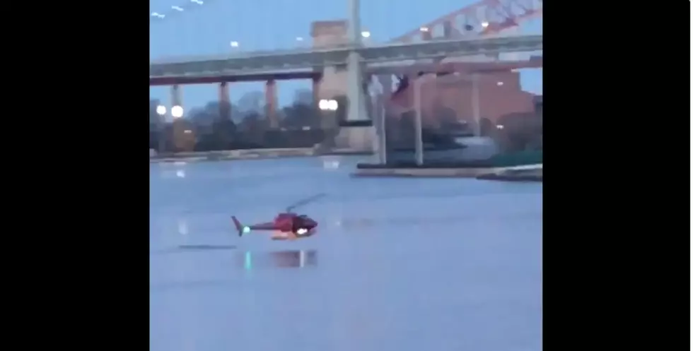 Helicopter Crashes into New York’s East River [Video]