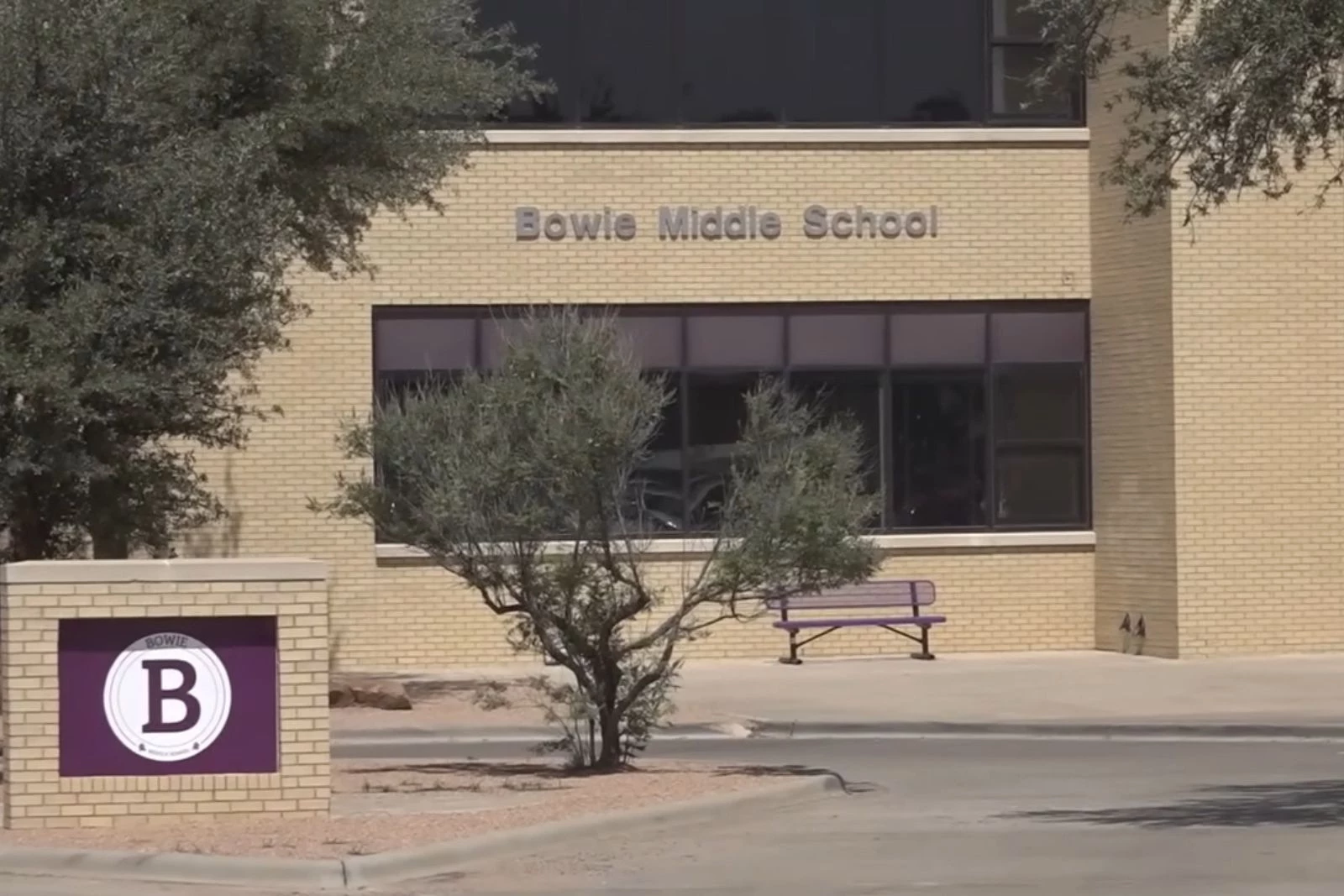 Viral Video TX 8th Grader Attacking Teacher Charged With Felony imagem