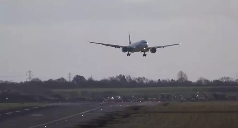 Emirates 777 Jumbo Jet Aborts Landing in Heavy Winds [VIDEO]