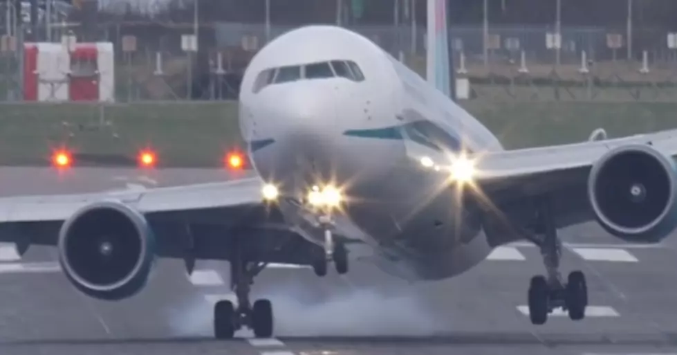 Boeing 767 Lands Hard in Crosswind [VIDEO]
