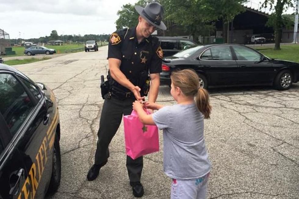 Cop Surprises a Little Girl With a New iPad