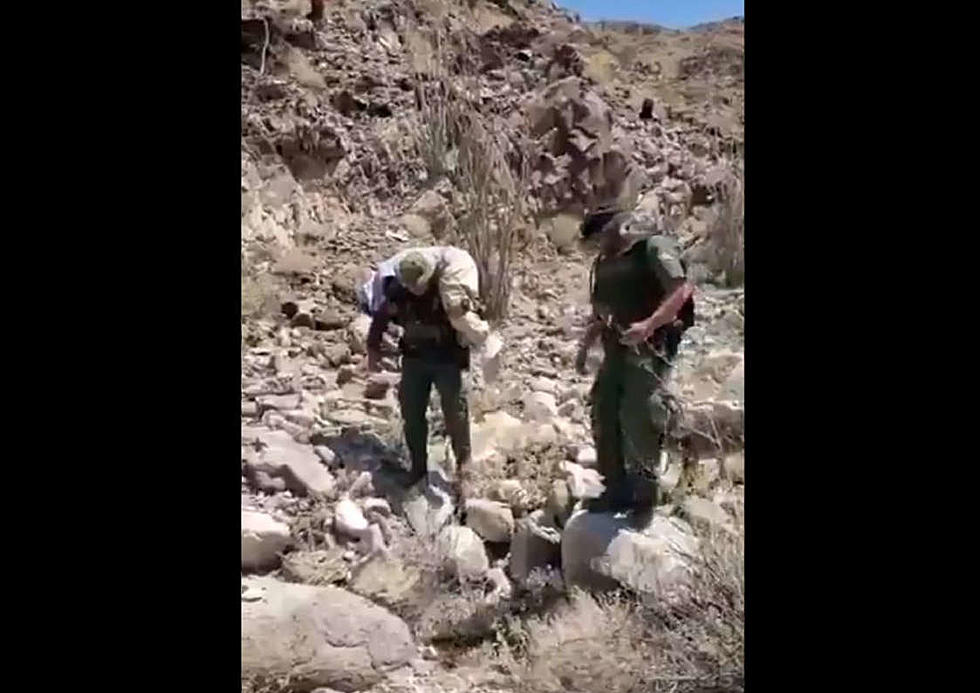 Agente de la “Migra” carga a inmigrante que se perdió en la montaña