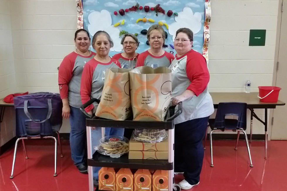 KTEM And Schlotzsky’s Deliver Lunch to Sparta Elementary