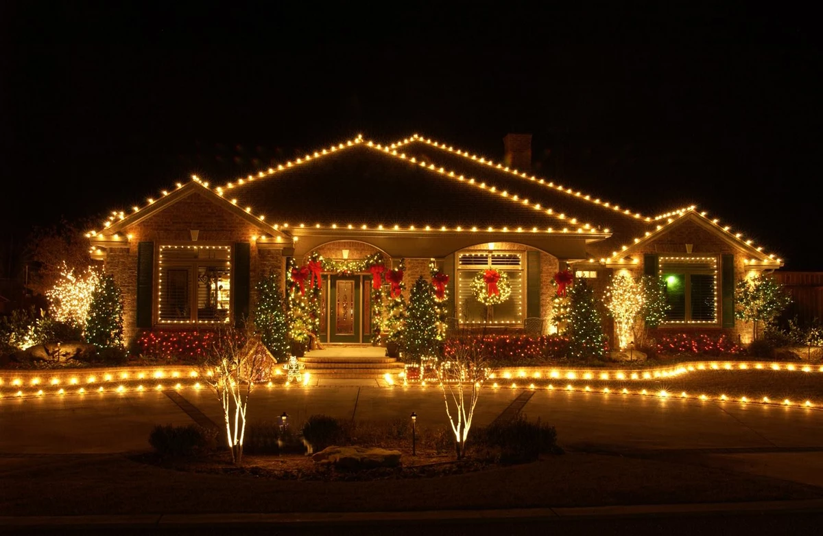 Here's the Easiest Way to Hang Your Christmas Lights This Season