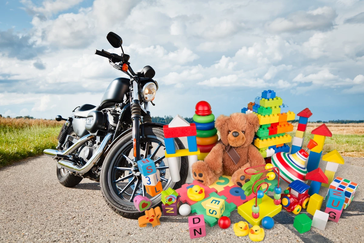 Le club de motards local organise une collecte annuelle de jouets pour les fêtes