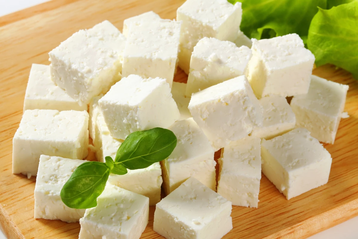 Белый сыр кубиками в салате