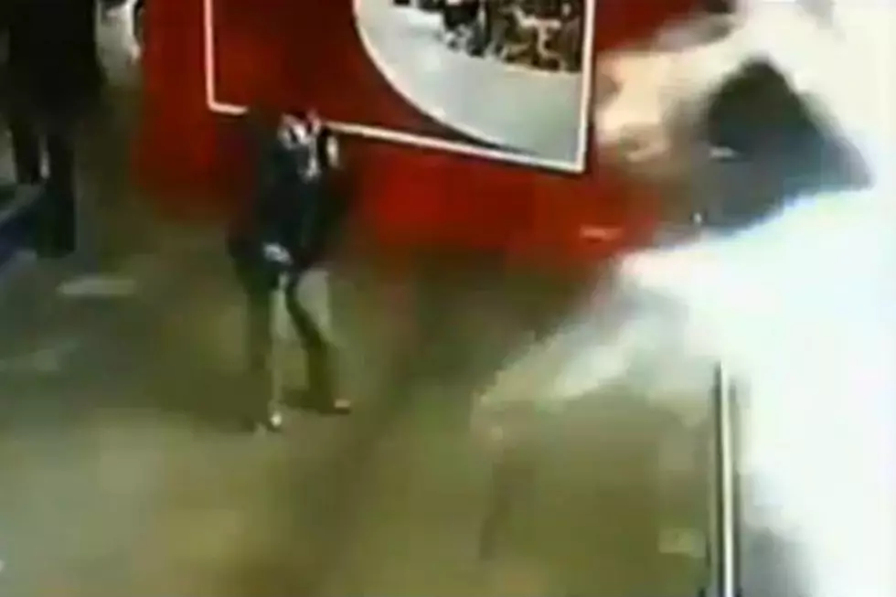 Shark Tank in Chinese Mall Shatters [VIDEO]