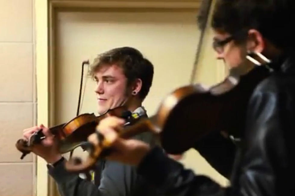 Boston Violinists Cover Taylor Swift’s ‘I Knew You Were Trouble’ In Subway [VIDEO]