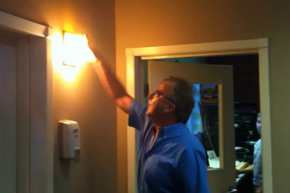 How Many DJ&#8217;s Can Screw In A Light Bulb? [VIDEO]