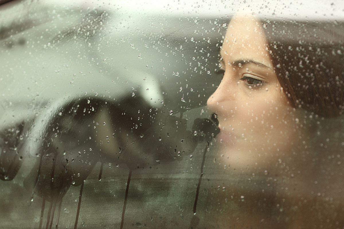Naya не плачу. Девушка у окна дождь. Девушка дождь. Девушка плачет под дождем. Женщина грустит.