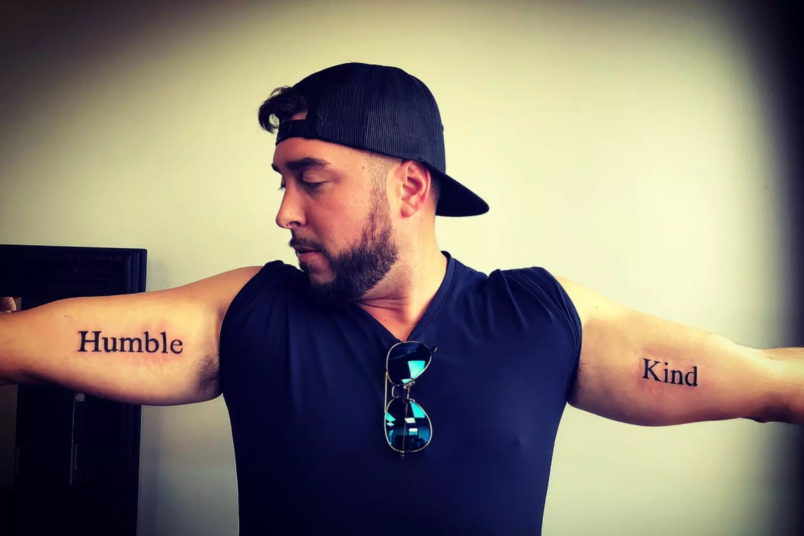 small tattoos on Instagram: “be kind 🖤 by @mayoanj” | Tatouage lettre,  Tatouages ​​cachés, Tatouage