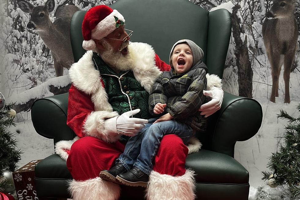 Dartmouth Mall Has a Singing Santa