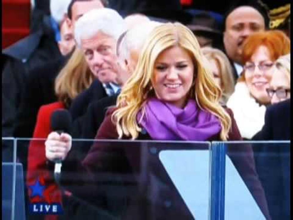 Bill Clinton Photobombs Kelly Clarkson