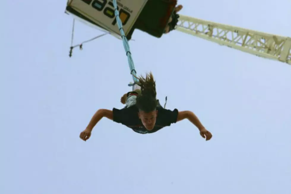 Ever Heard Of Tandem Bungee Jumping? You Have Now [Video]