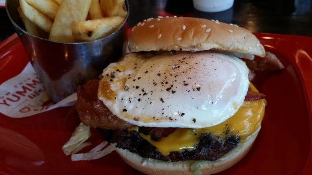 Breakfast On A Burger &#8211; Leo&#8217;s Royal Red Robbin Review